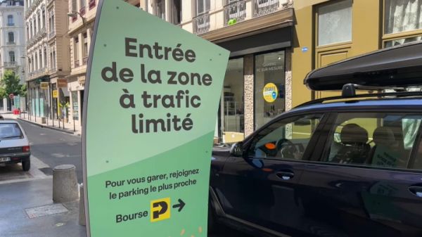 "On galère", "je trouve ça génial": la zone à trafic limité officiellement lancée à Lyon, les habitants sont divisés