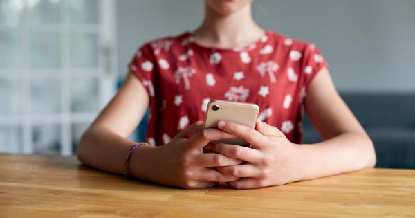 Faut-il interdire les réseaux sociaux aux enfants ? Ce que prévoient différents pays