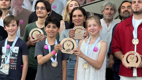 Nora, jeune Ukrainienne réfugiée à Vertou, remporte la finale du concours de piano de gare de la SNCF