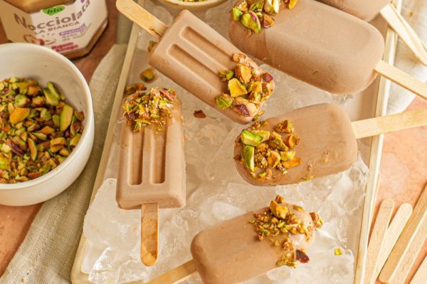 Bâtonnets glacés à la Nocciolata et éclats de pistaches