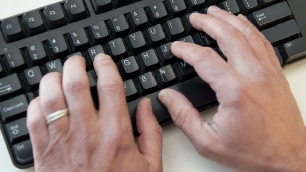 Un garagiste arrêté, suspecté d'avoir « acheté » des centaines de viols d'enfants en ligne à une famille colombienne