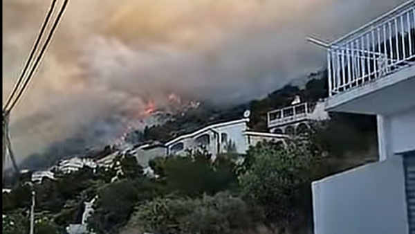 "La situation est très grave" : des maisons ravagées, les habitants et vacanciers évacués, un feu hors de contrôle sur la côte touristique de la Croatie