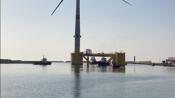 La première éolienne a été entièrement et définitivement montée à Port-La Nouvelle