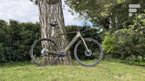 On a testé le Look E-765 Gravel, un gravel électrique de 13,8 kg aussi bien à l'aise sur les chemins que la route