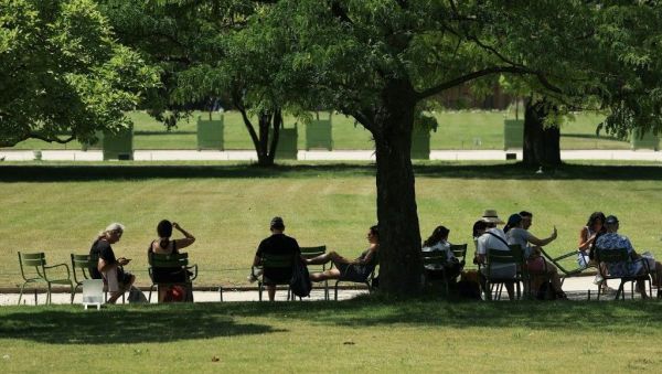Chaleur : au travail ou à la maison, chez les jeunes ou les plus âgés, on s'adapte