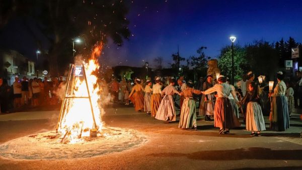 Parti du sommet du Canigou, le feu de la Saint-Jean va embraser la nuit arlésienne