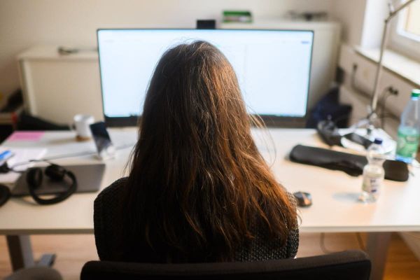 Retourner au travail après un congé maternité : « Non, le post partum ne s'arrête pas aux portes du bureau »