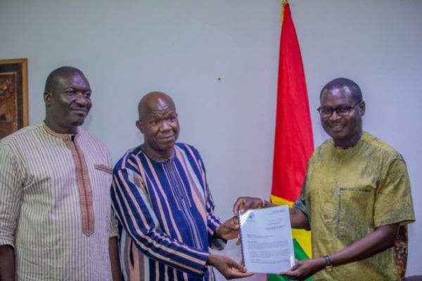 Remise officielle du rapport du SRAEL au Ministre de la Communication, Gilbert Pingdwendé OUEDRAOGO