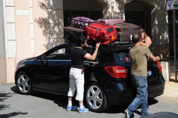 Avant une location de voitures pour les vacances, attention à l'état des lieux