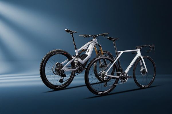 Romain Bardet n'est plus sur un Lapierre, mais Alpine, si ! Voici deux nouveaux vélos exclusifs à l'effigie de l'A390