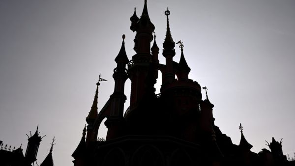 La future mariée à Disneyland Paris n'a que 9 ans : un homme a privatisé le parc d'attractions pour épouser une enfant