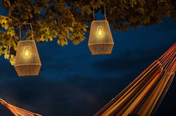 "Très lumineuses, elles s'intègrent parfaitement à notre salon de jardin" : ces lanternes d'extérieur aux 1200 avis cartonnent