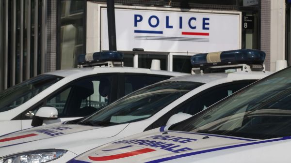 Une serveuse des Hauts-de-Seine trouve son patron dans une mare de sang, la thèse accidentelle privilégiée