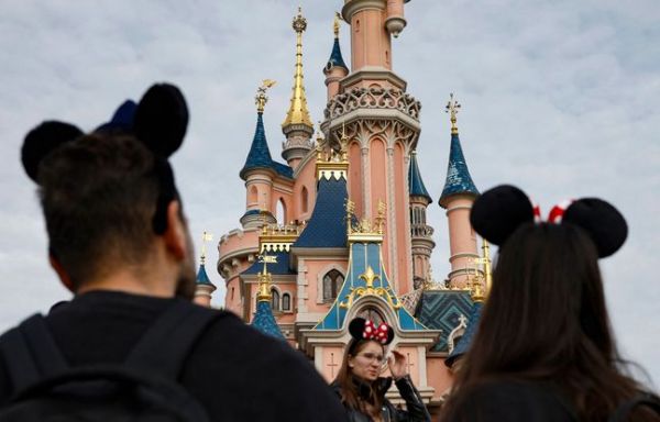 La police empêche le mariage d'un homme avec une fille de 9 ans à Disneyland Paris