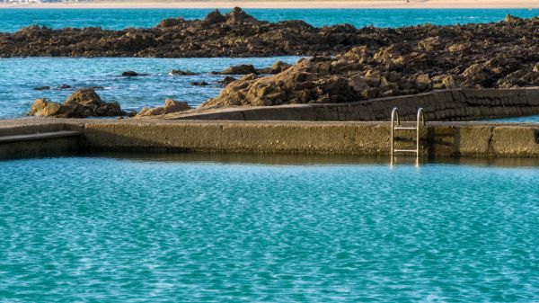 Piscines naturelles en France : creusées dans la roche, en lisière d'Océan, voici les plus beaux bassins où se baigner gratuitement cet été