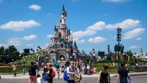 Un homme réserve Disneyland Paris pour son mariage avec une enfant de 9 ans