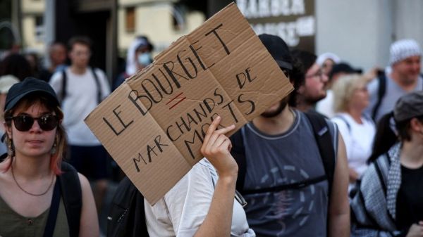 Une manifestation contre "l'économie de guerre" et "le business de la mort" réunit plusieurs milliers de personnes vers le Salon du Bourget