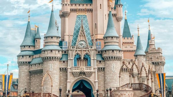 Deux personnes en garde à vue après un faux mariage avec une fillette de neuf ans à Disneyland