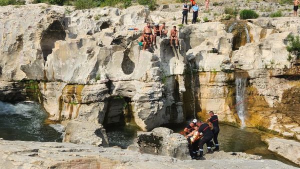 Accident de plongeon aux cascades du Sautadet : un jeune homme se réceptionne mal après un saut de 10 mètres de hauteur