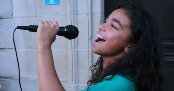 Vosges. Remiremont : À 11 ans, une adolescente envoûte le parvis de l'abbatiale
