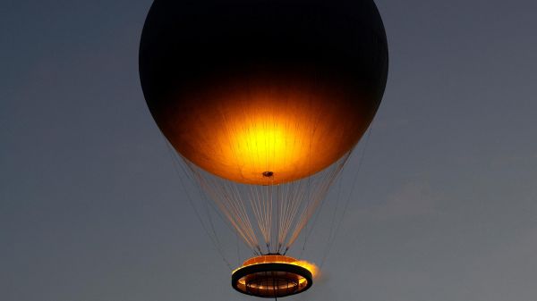 La vasque olympique fête son retour officiel à Paris sur une reprise inédite de Balavoine