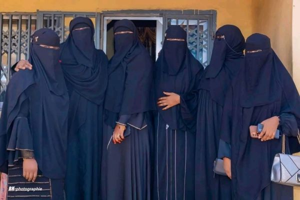 Cas flagrants de discrimination à l'Hôtel Noom et au Palm Camayenne : une femme voilée écrit au gouvernement