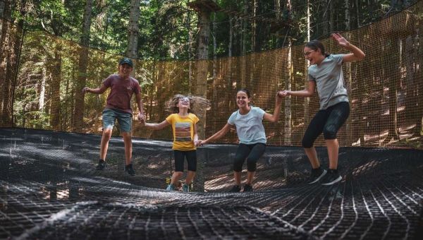 Prenez de la hauteur au Pays Suspendu des Géants, une aventure aérienne offerte par le passeport de l'été en Rhône-Alpes