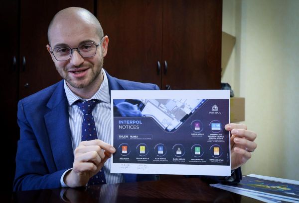 Interpol : « Nous ne pourchassons pas les opposants en exil », explique le policier William Hippert