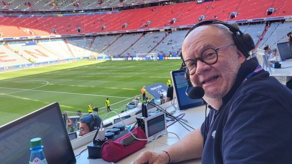 PORTRAIT. Il a commenté 2587 matchs : Jano Resseguié, figure historique de RMC et voix du football, raccroche le micro