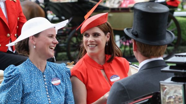 Princesse Eugenie (35 ans) sublime et sensuelle dans une robe moulante d'un rouge criard