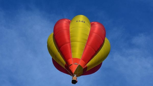 VIDEO - Tous les passagers n'ont pas réussi à sauter à temps : une montgolfière en feu s'écrase au sol et fait huit morts au Brésil