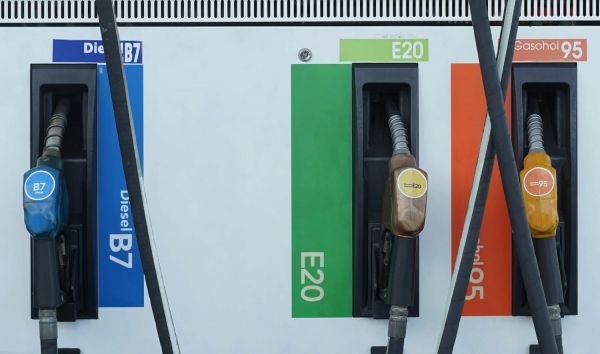 Ce nouveau carburant arrive dans les stations-essence, il est plus économique mais certaines voitures tombent en panne