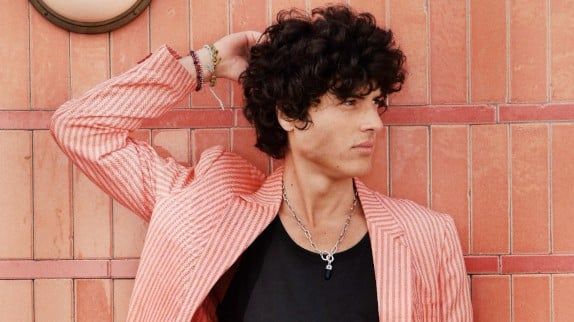 "Il s'est fait désirer" : ce finaliste de The Voice sort son premier single ensoleillé !