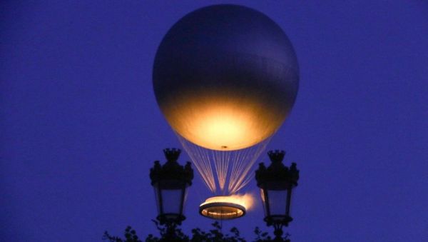 VIDEO - La vasque olympique s'élève à nouveau dans le ciel de Paris au rythme de "Sauvez l'amour" de Daniel Balavoine