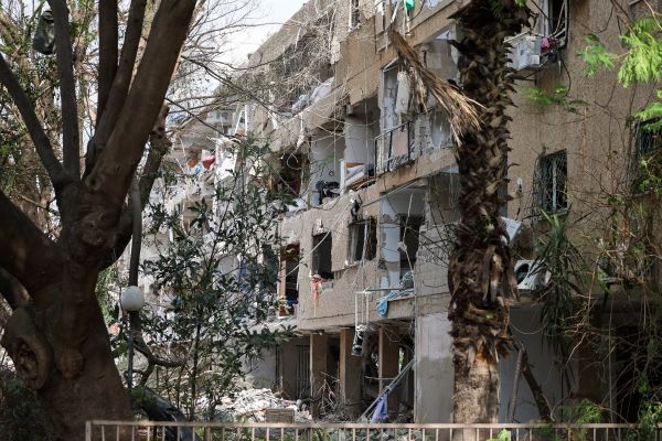 Réveil au milieu des décombres en Israël après des tirs de missiles iraniens
