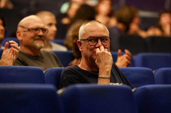 "Si je dois retenir un professeur de ma scolarité, c'est lui” : ils organisent une séance surprise au cinéma de la Cité pour la retraite de leur professeur