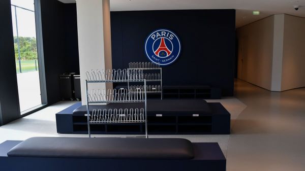 Un joueur du PSG en chaise roulante : La maladie qui l'envoie à l'hôpital