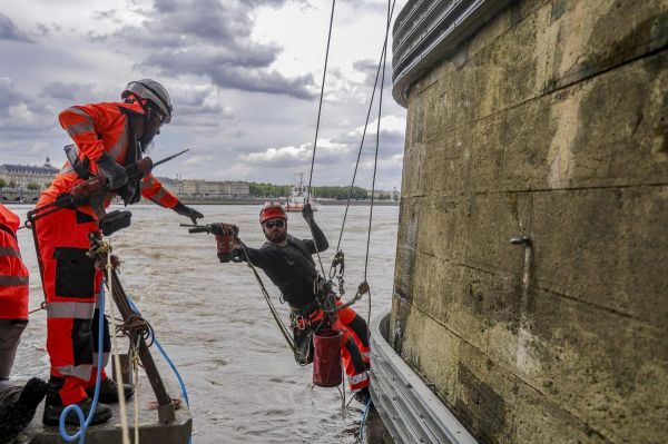 BORDEAUX : le chantier de consolidation du pont de pierre en images
