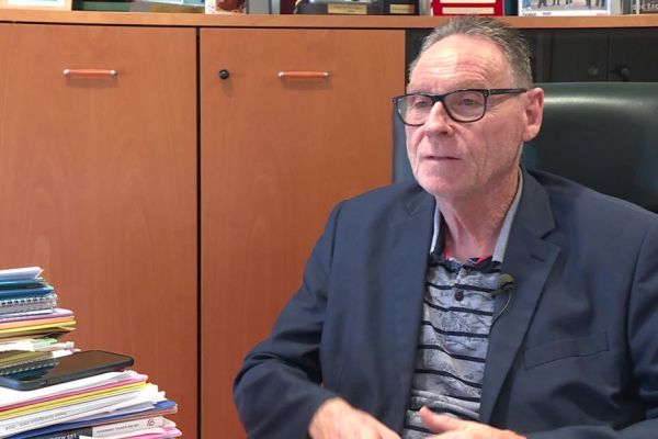 Municipales 2026 : "ce n'est pas toujours facile d'encaisser les coups", de plus en plus de maires tentés de démissionner