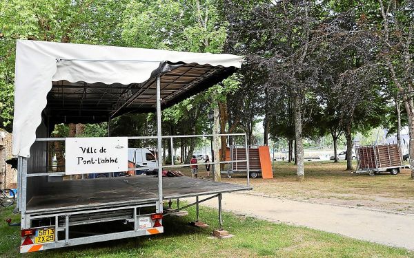 « Qui pouvait s'attendre à ça ? On était là pour faire la fête » : à Pont-l'Abbé, la stupeur après l'attaque d'un homme au couteau