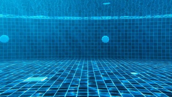 Elle est en train de se noyer dans une piscine : les gestes héroïques d'une maître-nageuse et d'une infirmière sauvent une fillette de 3 ans