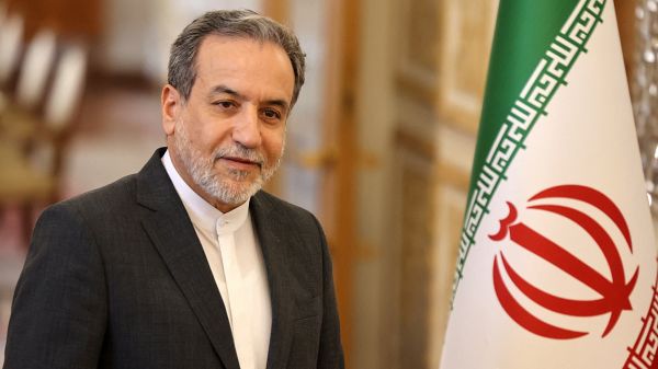 Frappes américaines en Iran: le chef de la diplomatie iranienne assure que Téhéran se défendra "par tous les moyens"