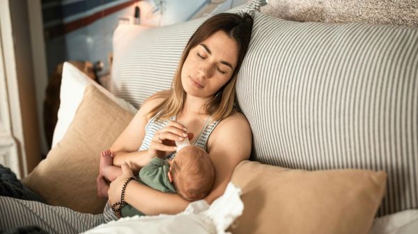 « Dors quand bébé dort » : pourquoi ce conseil aux jeunes mères ne fonctionne pas selon une étude