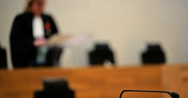 Montceau-les-Mines. Il frappe sa compagne car elle passait vers les fenêtres en petite tenue