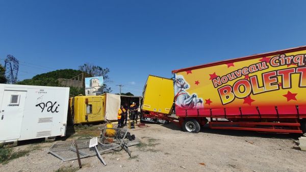 Près de Carcassonne, le camion de cirque se couche sur la route