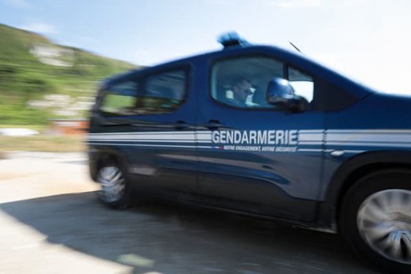 Finistère: un homme poignardé à la gorge lors d'une fête scolaire, deux suspects interpellés
