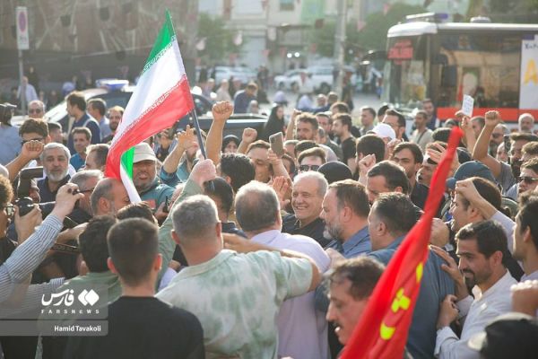 Vaste manifestation pro-Iran et anti-USA à Téhéran, le président Pezeshkian apparaît en public