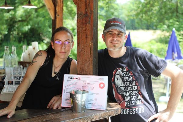 Le P'tit bistrot de Poltrot à Nabinaud, la pause estivale les pieds dans l'eau