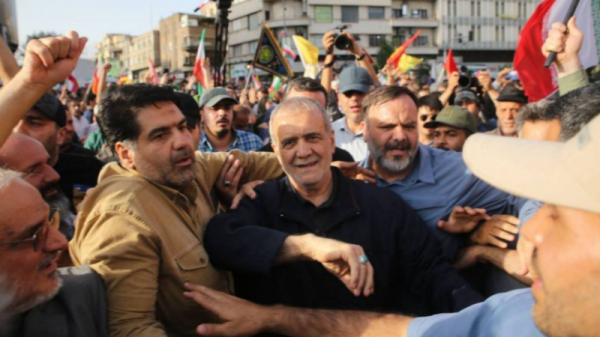 بعد الضربات الأمريكية.. الرئيس الإيراني يُشارك في مظاهرة بطهران