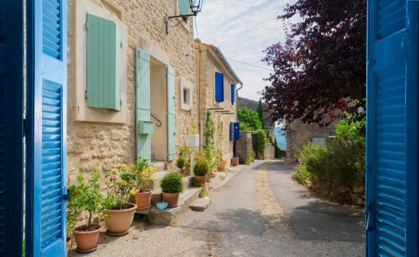 Claude Brasseur : "Je n'ai jamais eu l'impression de travailler", dans sa maison familiale nichée dans un village médiéval sur les hauteurs de Nice, aujourd'hui transformée en lieu d'exception